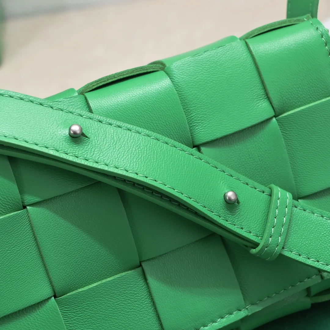 Ready stock, first release on the whole network ♨️♨️ (mini size) BV sheepskin + 15 grid cassette + limited edition 🉑️🉑️🉑️ Classic, high-end and simple. This upper body is super refreshing! Paired with the BV parrot green on the sides, it’s very stylish but not exaggerated! Model: 7587 Size: 19*5.5*12cm